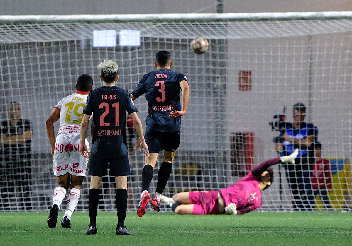 Álvaro desvía el penalti lanzado por Guille en el minuto 90.