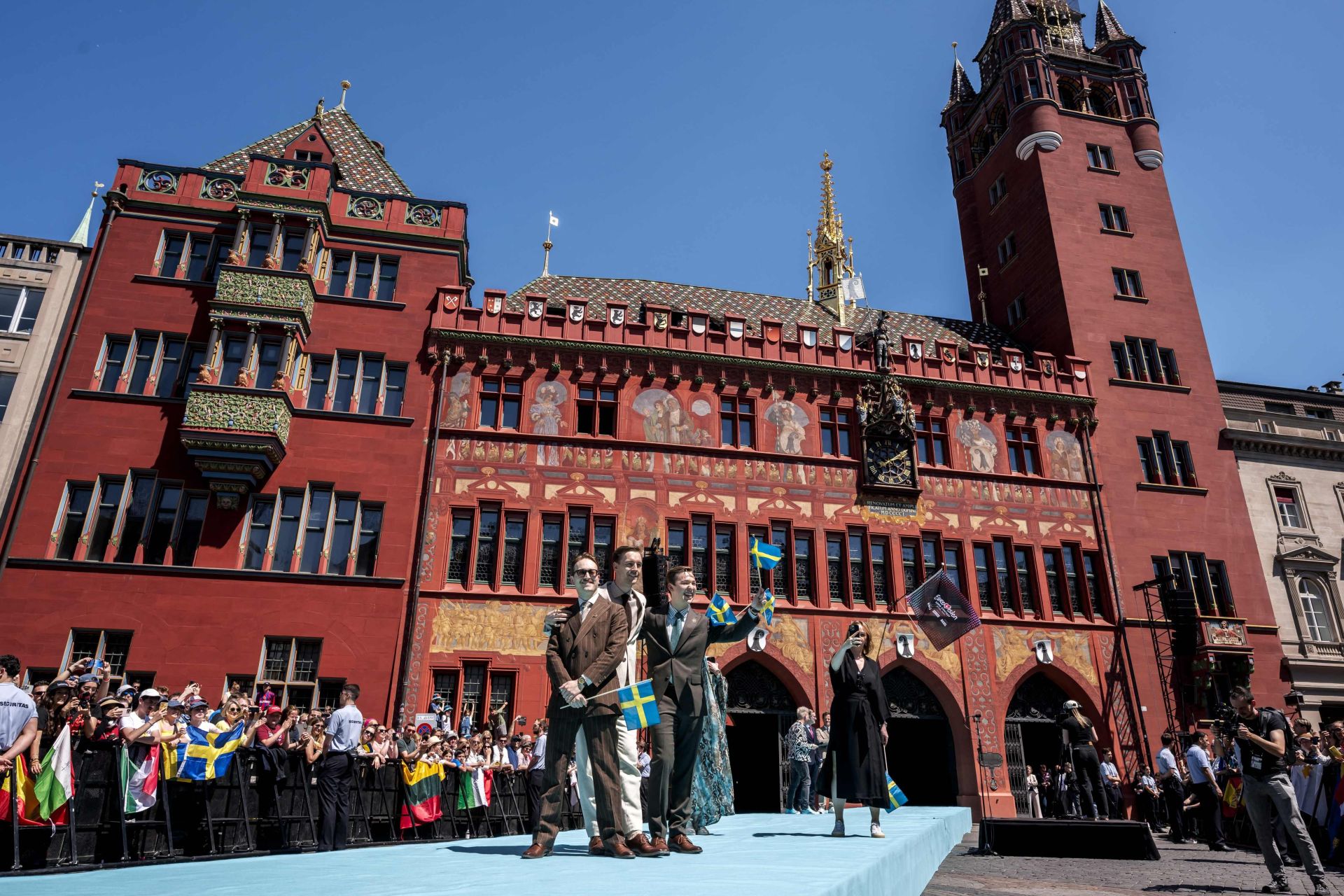 Fotos: Melody y el resto de participantes en Eurovisión 2025, en la alfombra turquesa del festival