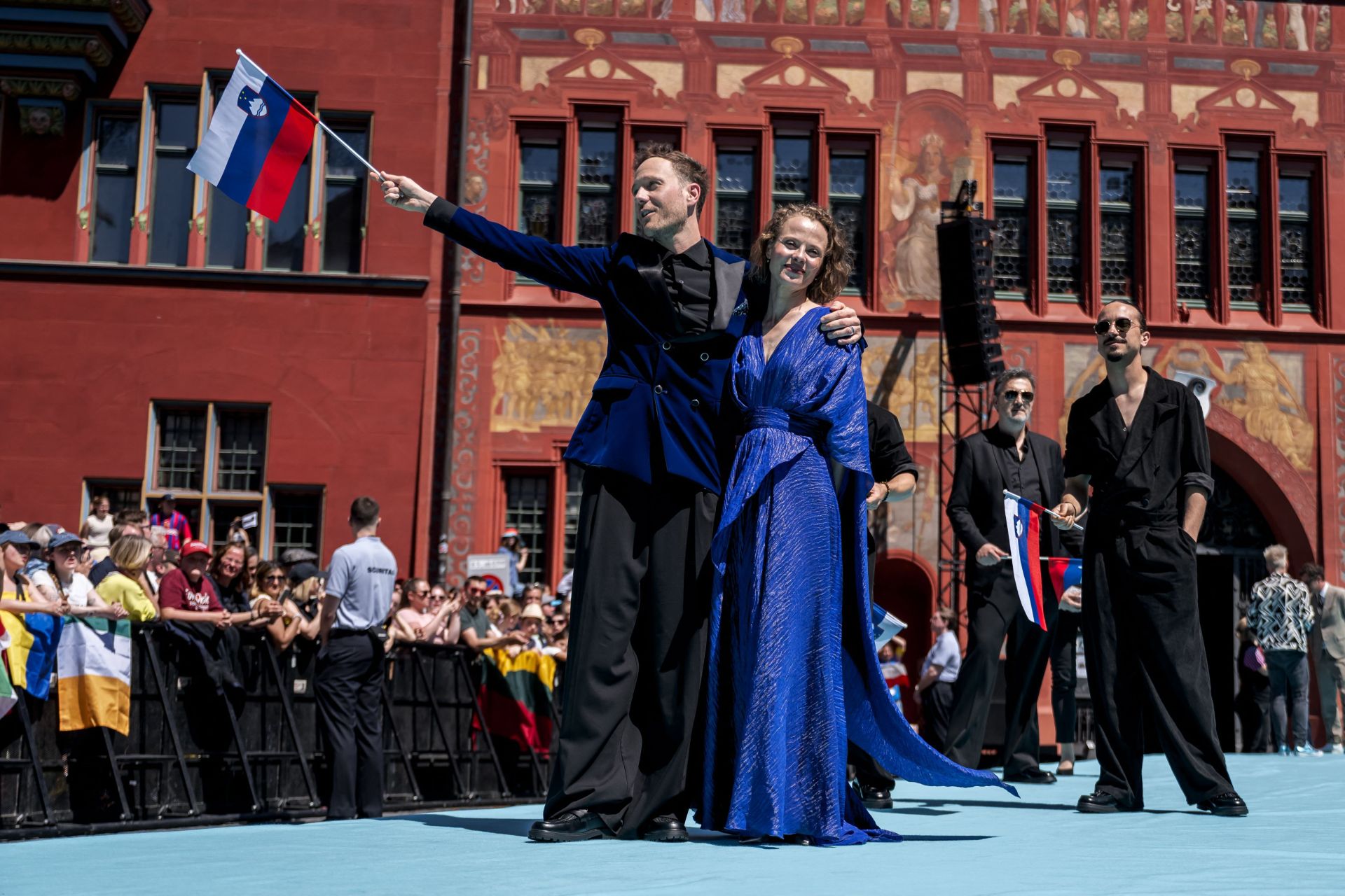 Fotos: Melody y el resto de participantes en Eurovisión 2025, en la alfombra turquesa del festival