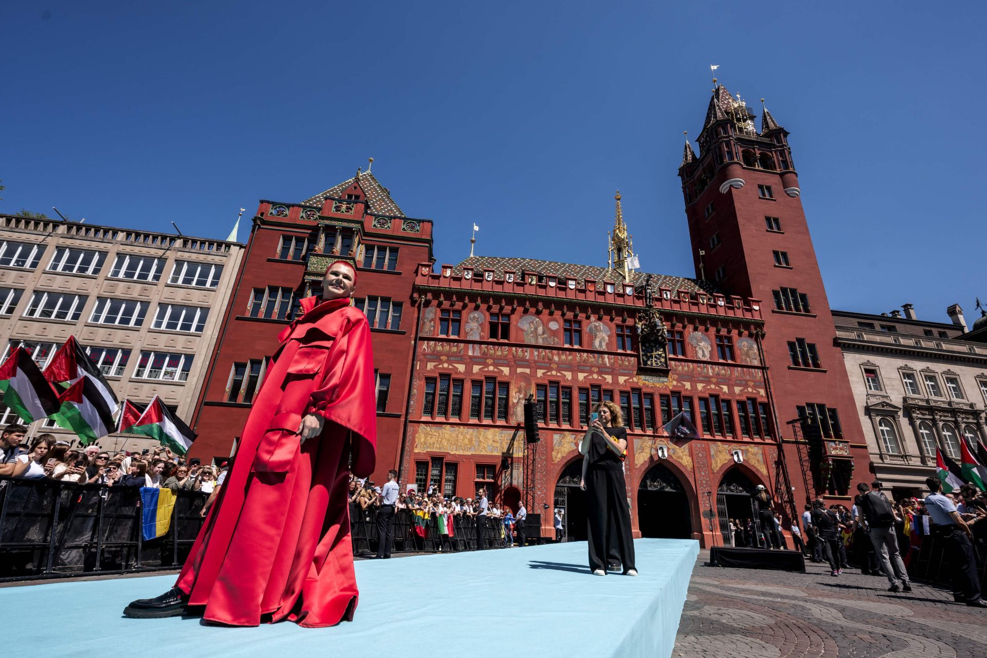 Fotos: Melody y el resto de participantes en Eurovisión 2025, en la alfombra turquesa del festival