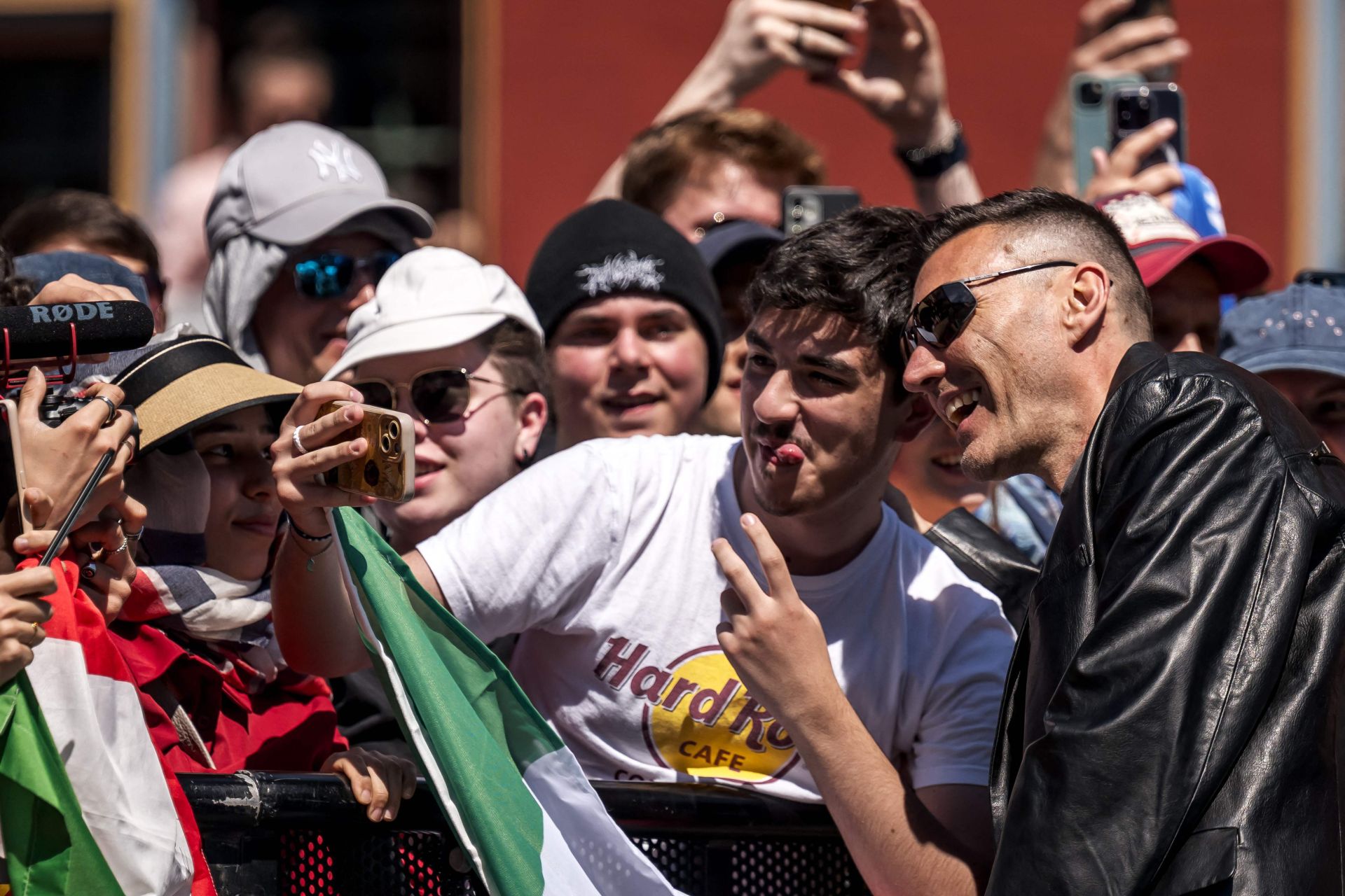Fotos: Melody y el resto de participantes en Eurovisión 2025, en la alfombra turquesa del festival
