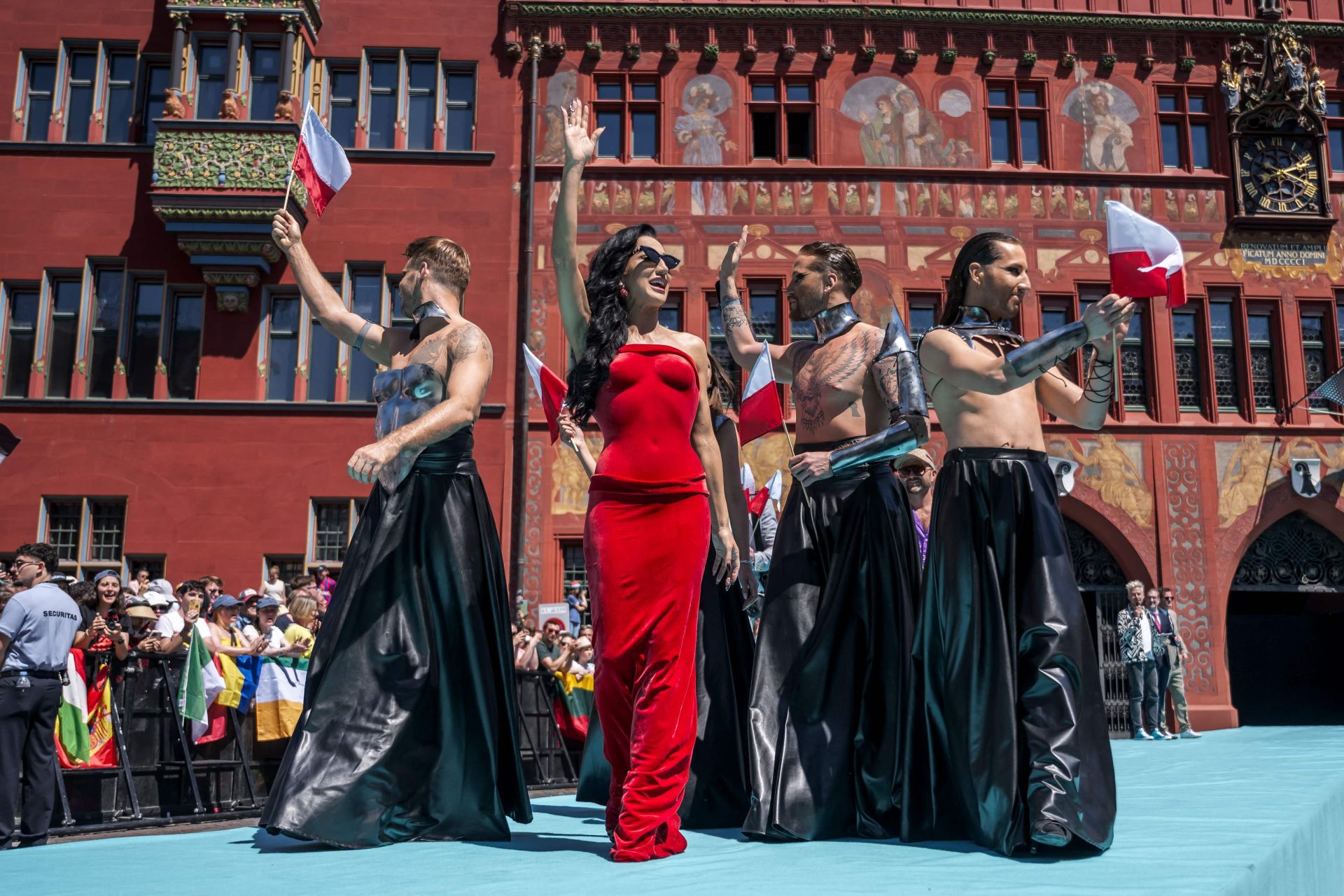Fotos: Melody y el resto de participantes en Eurovisión 2025, en la alfombra turquesa del festival