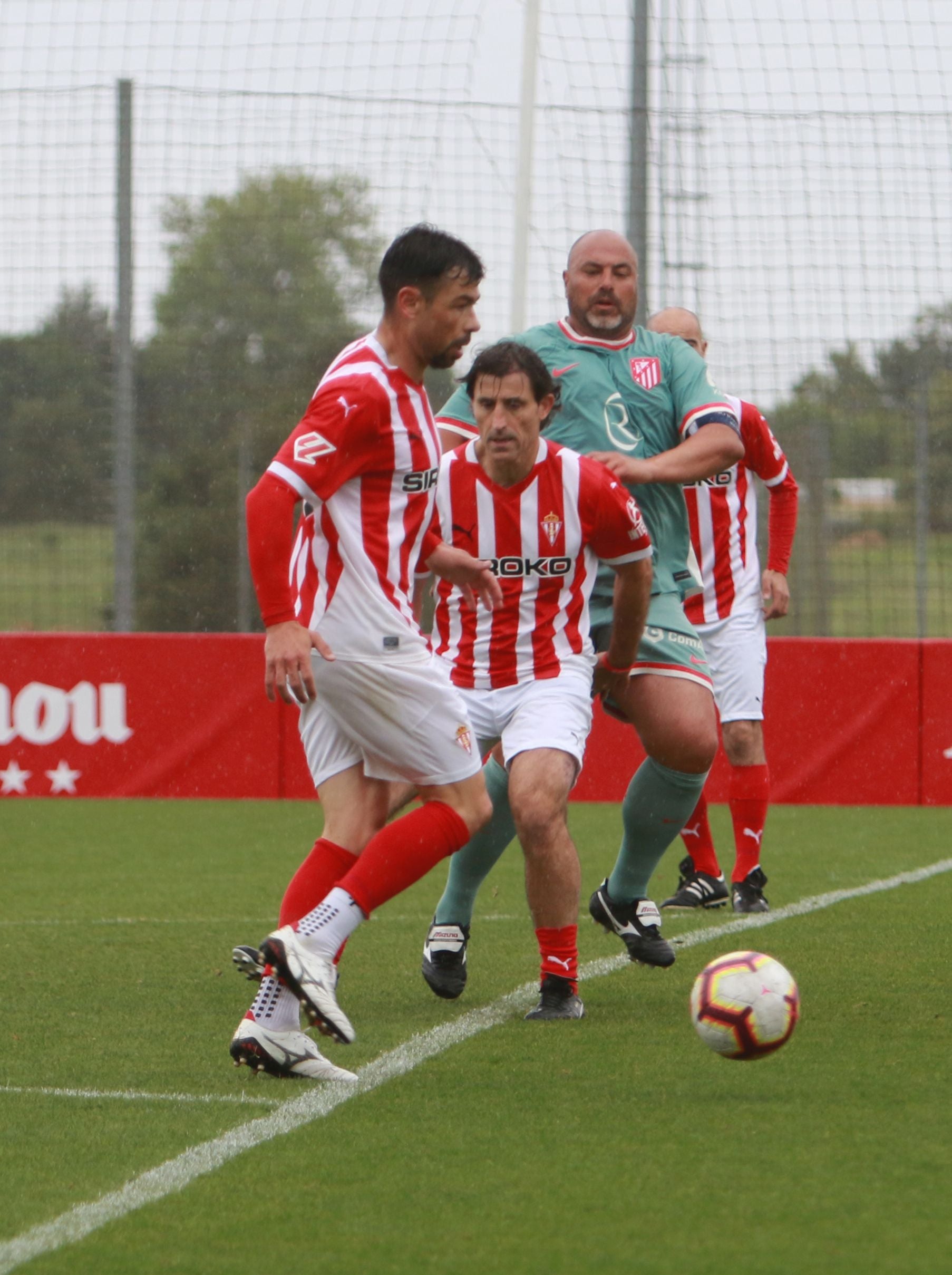 Partido entre los veteranos del Sporting de Gijón y el Atlético de Madrid