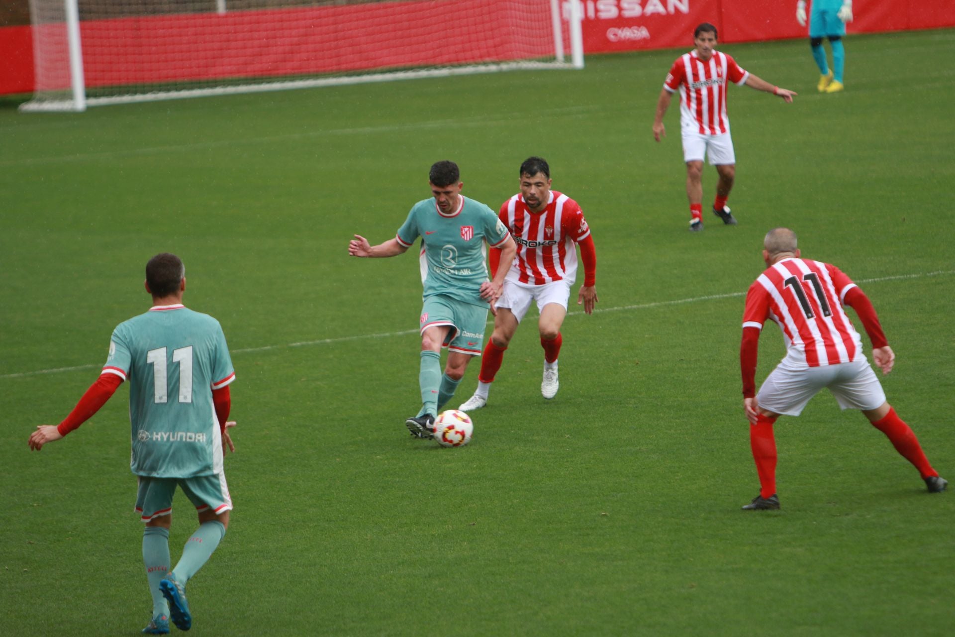 Partido entre los veteranos del Sporting de Gijón y el Atlético de Madrid