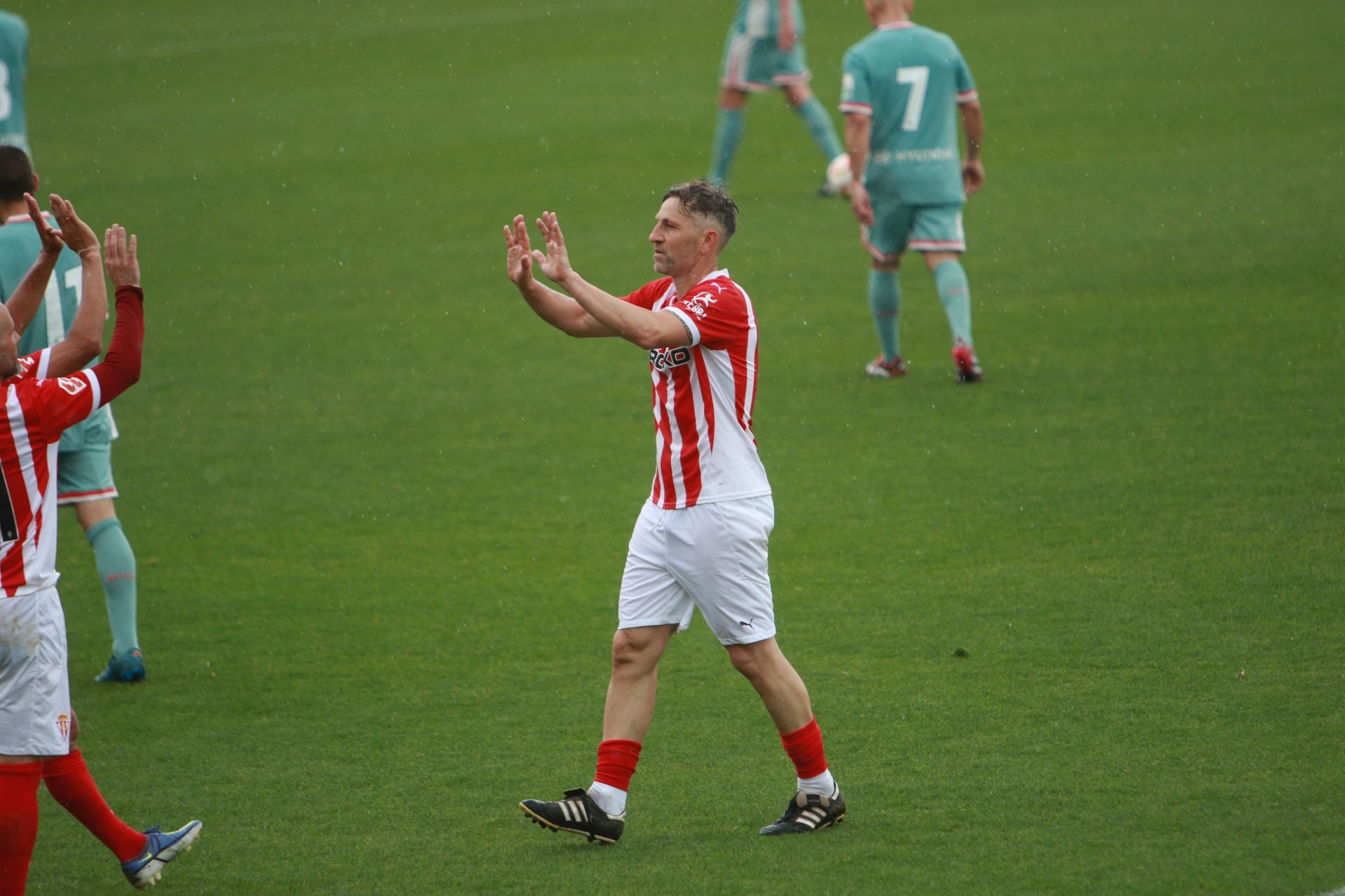 Partido entre los veteranos del Sporting de Gijón y el Atlético de Madrid