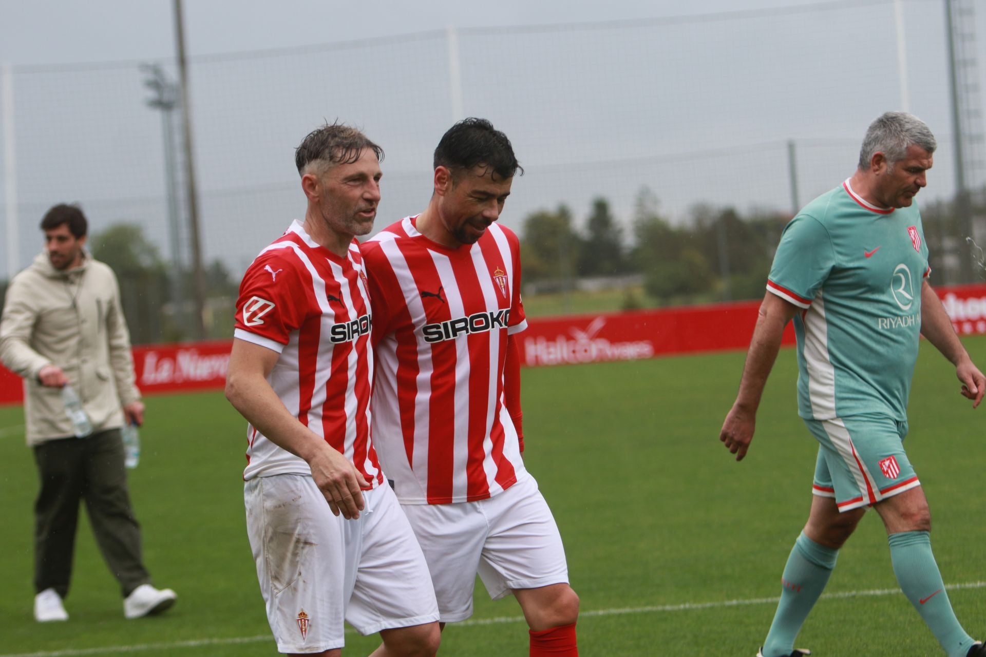 Partido entre los veteranos del Sporting de Gijón y el Atlético de Madrid