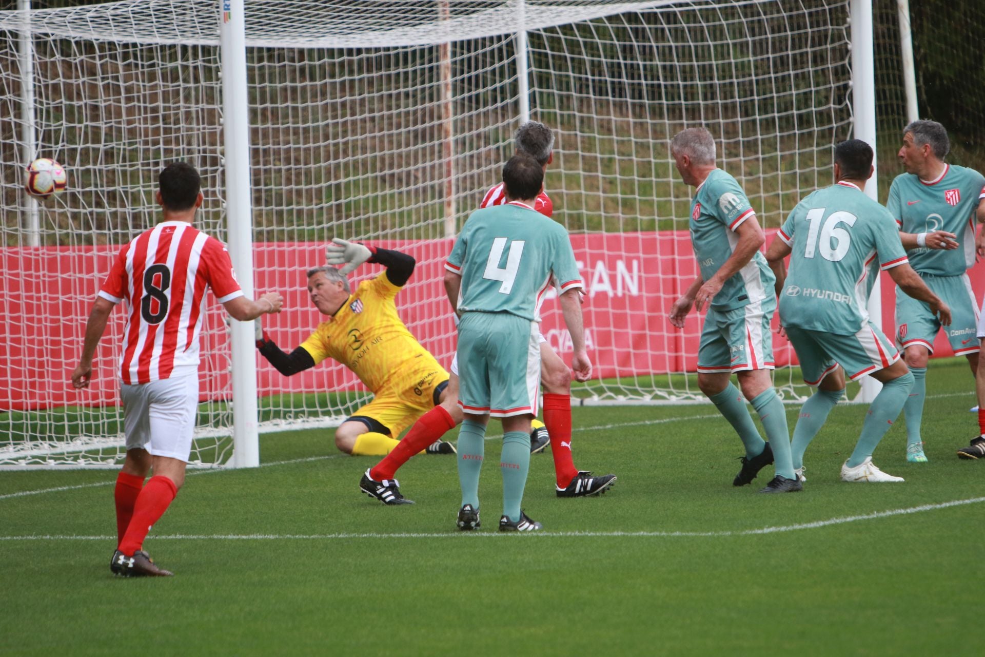 Partido entre los veteranos del Sporting de Gijón y el Atlético de Madrid
