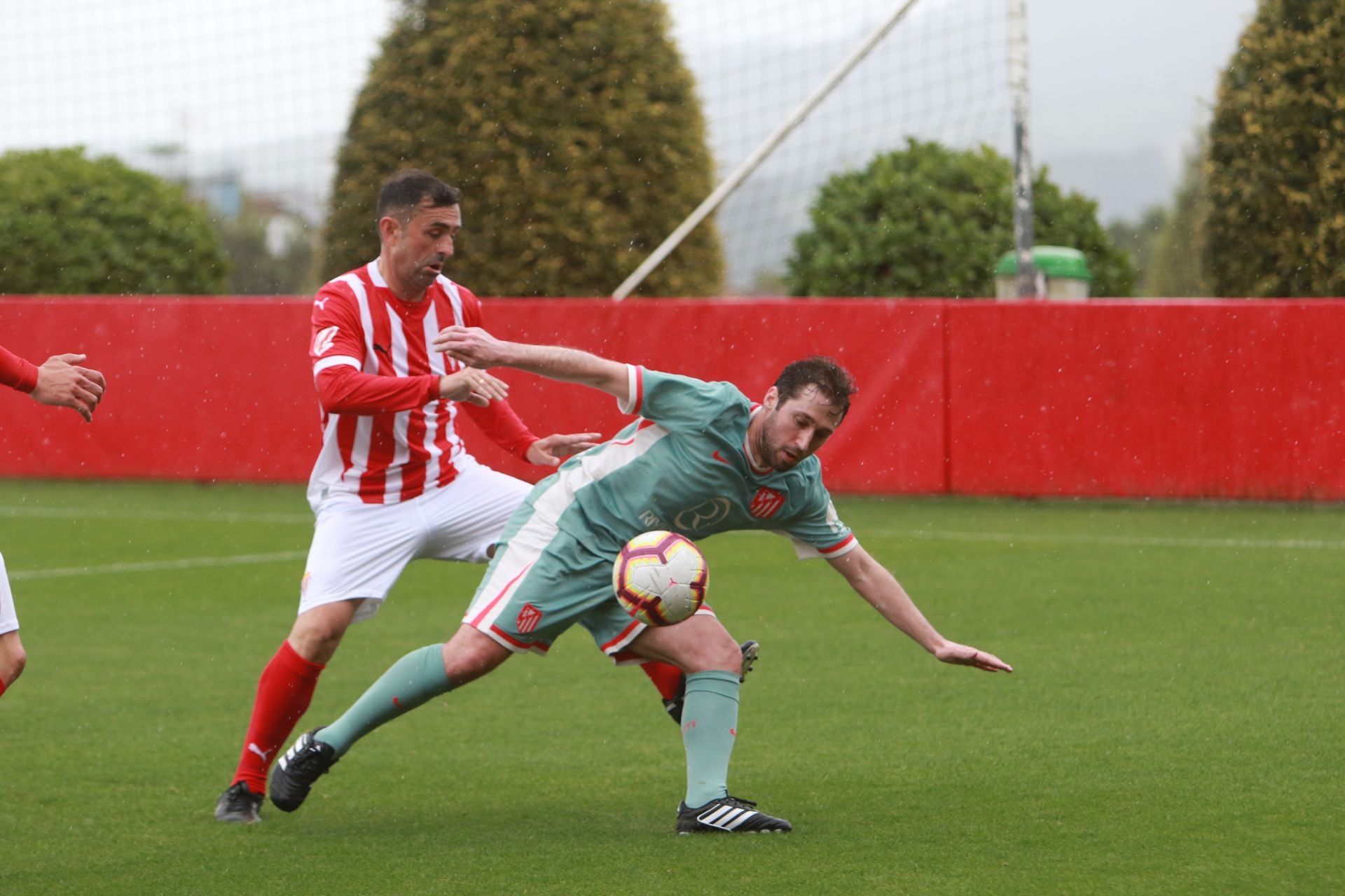 Partido entre los veteranos del Sporting de Gijón y el Atlético de Madrid