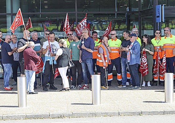 Imagen de la protesta de la plantilla de Aena contra la supresión de la ambulancia.