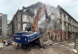 Comienzo del derribo del edificio en la plaza de Europa de Gijón.