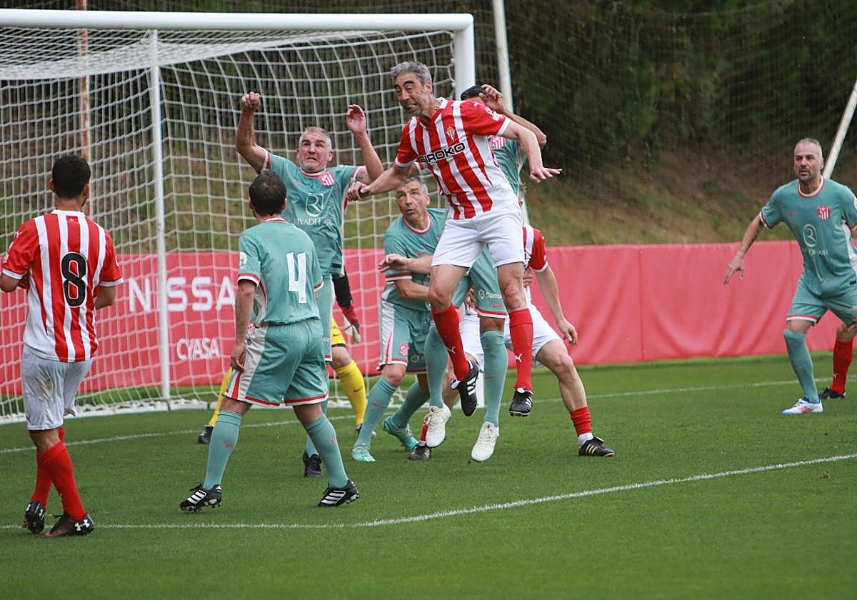 Marcelino Helena cabeza el balón al fondo de la red.