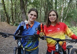 Natalia y Cristina posan con sus medallas en el camping de Deva, uno de sus sitios de entrenamiento.