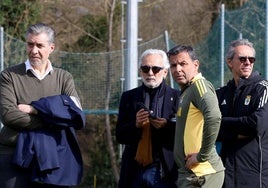 Jesús Martínez conversa con Calleja, en presencia de Martín Peláez, en una imagen de archivo de esta temporada.