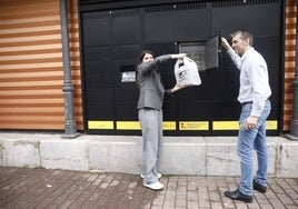 Raquel Ruiz y Alberto Blázquez prueban las taquillas de la plaza Hermanos Orbón de Avilés en la presentación de las taquillas para la compra.