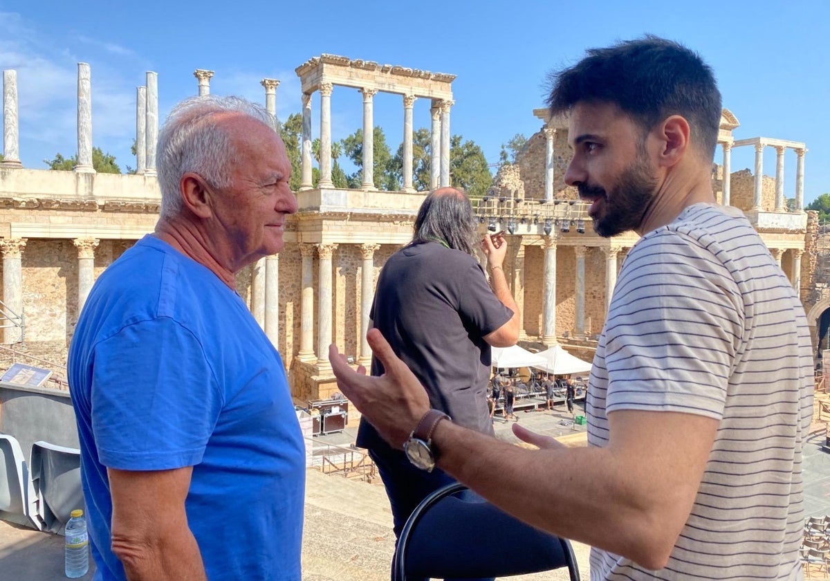 Víctor Manuel y el director del largometraje, Hugo de la Riva, frente al Teatro de Mérida.