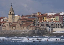 Un curso de surf es una de las actividades que los niños y niñas podrán realizar este verano en Gijón.