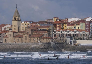 Un curso de surf es una de las actividades que los niños y niñas podrán realizar este verano en Gijón.