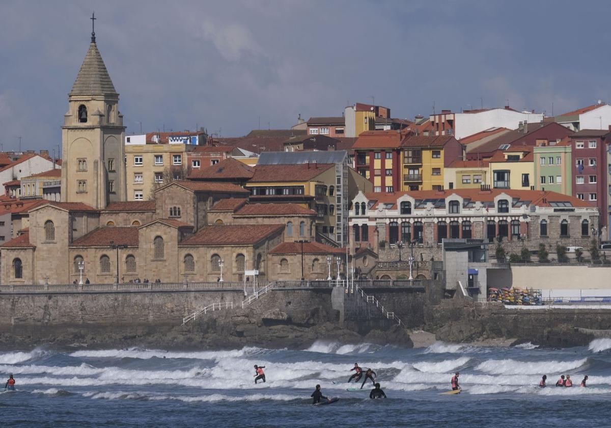 Un curso de surf es una de las actividades que los niños y niñas podrán realizar este verano en Gijón.