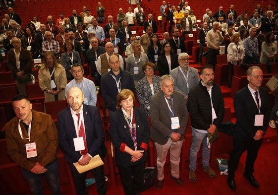 Los asistentes al congreso de UGT guardan un minuto de silencio por los cinco fallecidos en la mina de Cerredo.