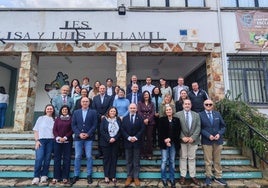 El rector y los once vicerrectores de la Universidad, junto con docentes del IES Elisa y Luis Villamil.