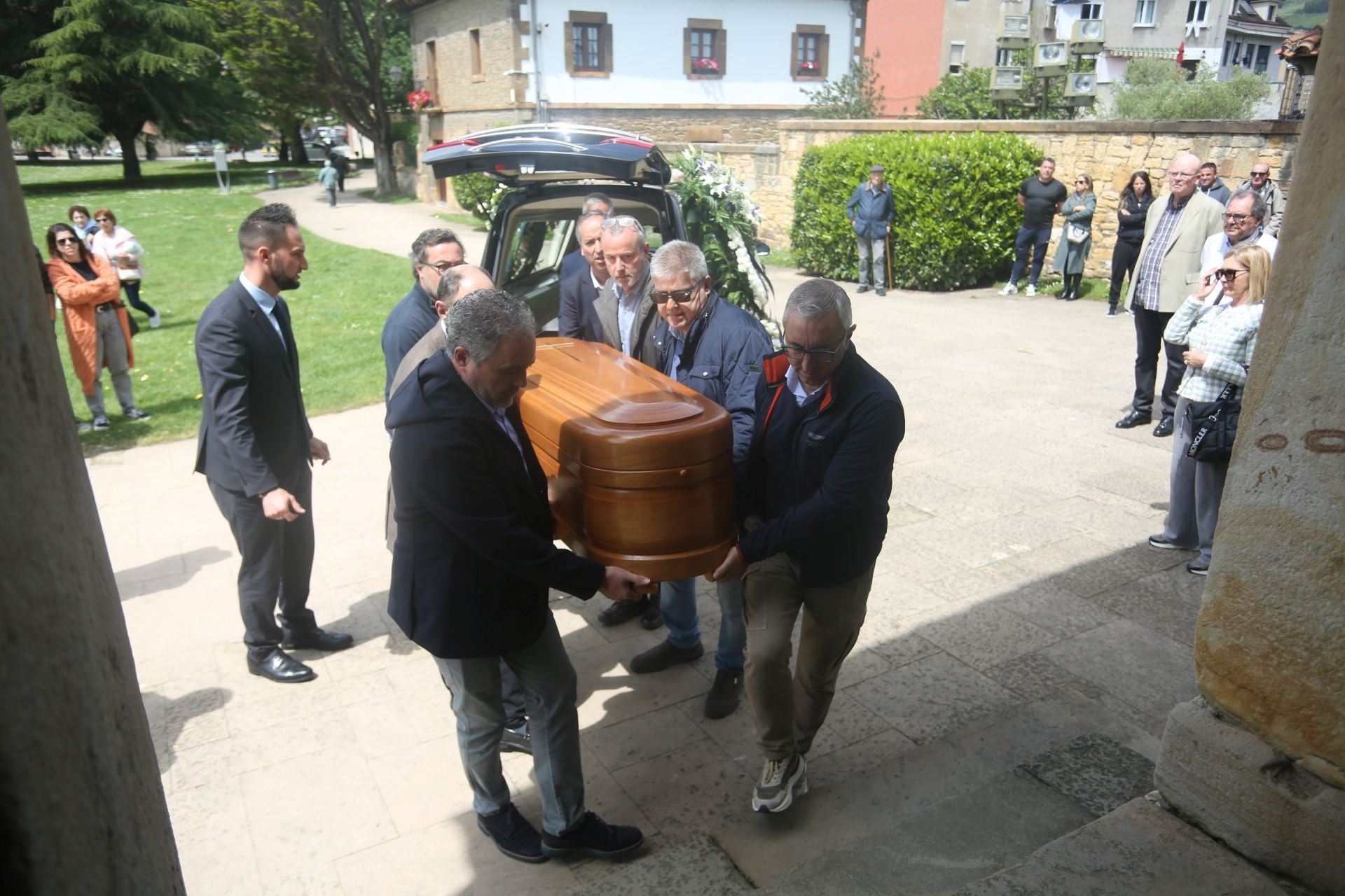 Emotivo adiós a Luis Corzo, histórico chófer del Partido Popular asturiano
