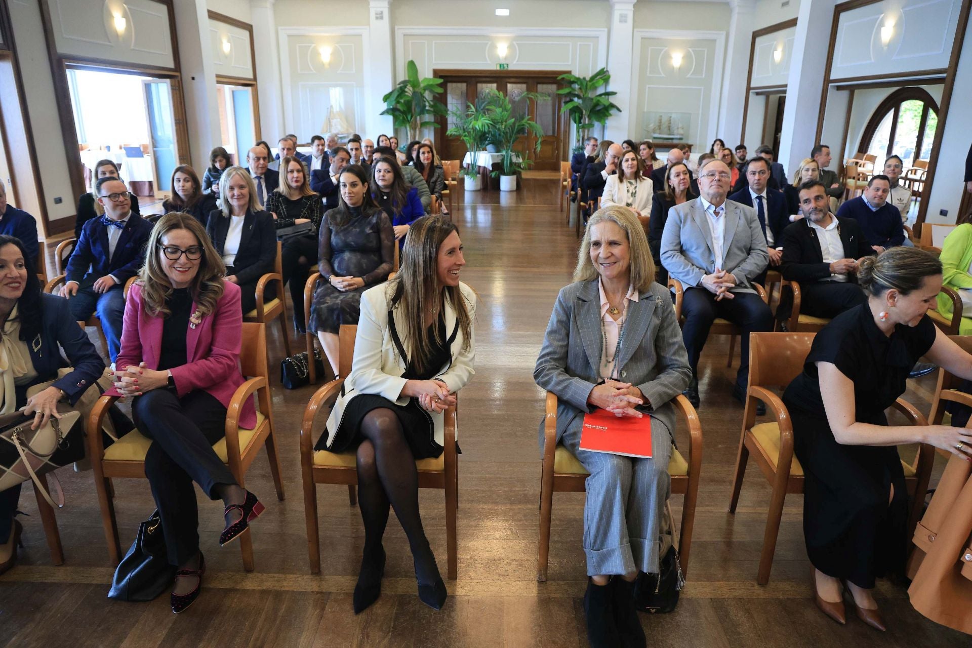 La Infanta Elena preside en Gijón la entrega de los premios de Fundación Mapfre