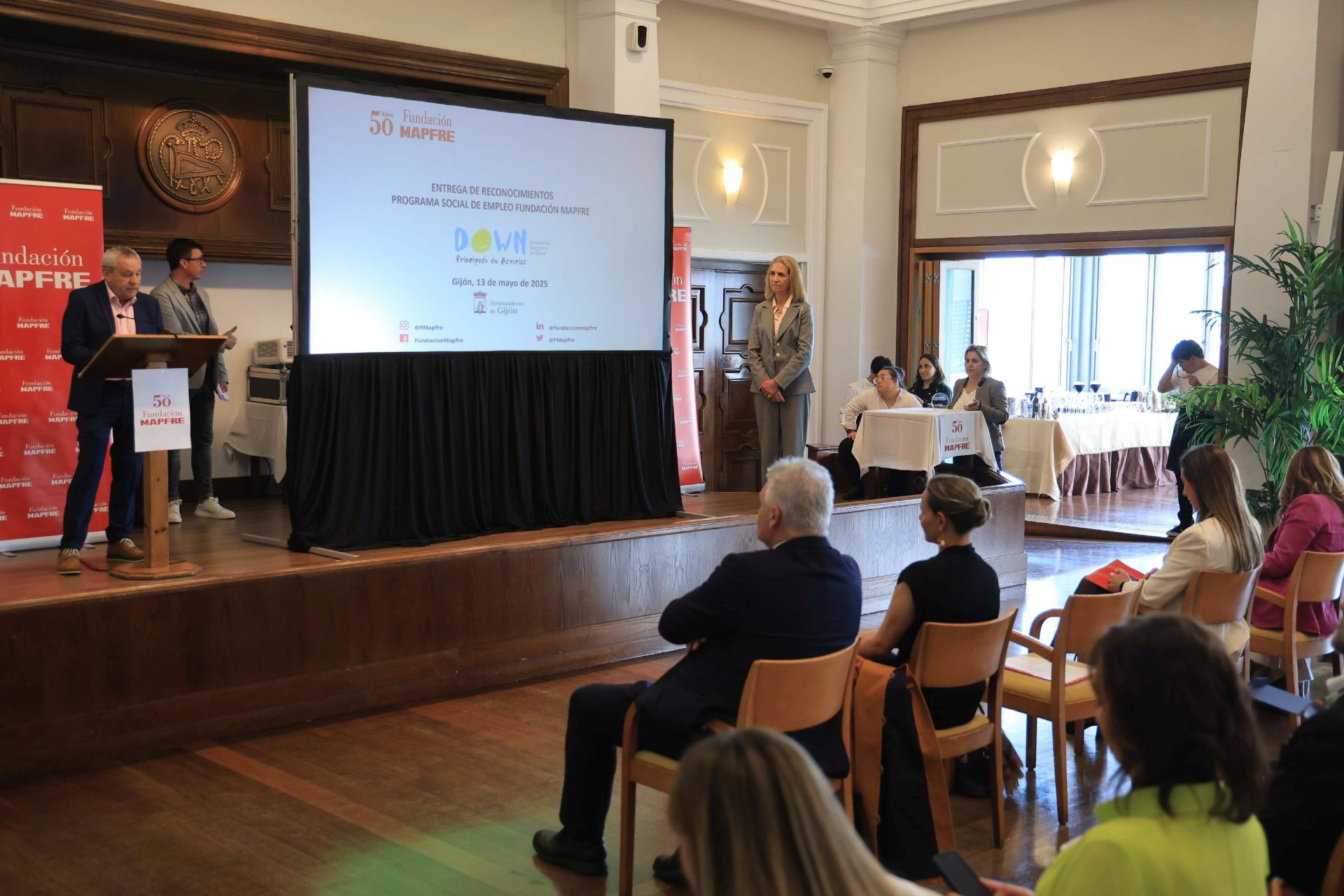 La Infanta Elena preside en Gijón la entrega de los premios de Fundación Mapfre