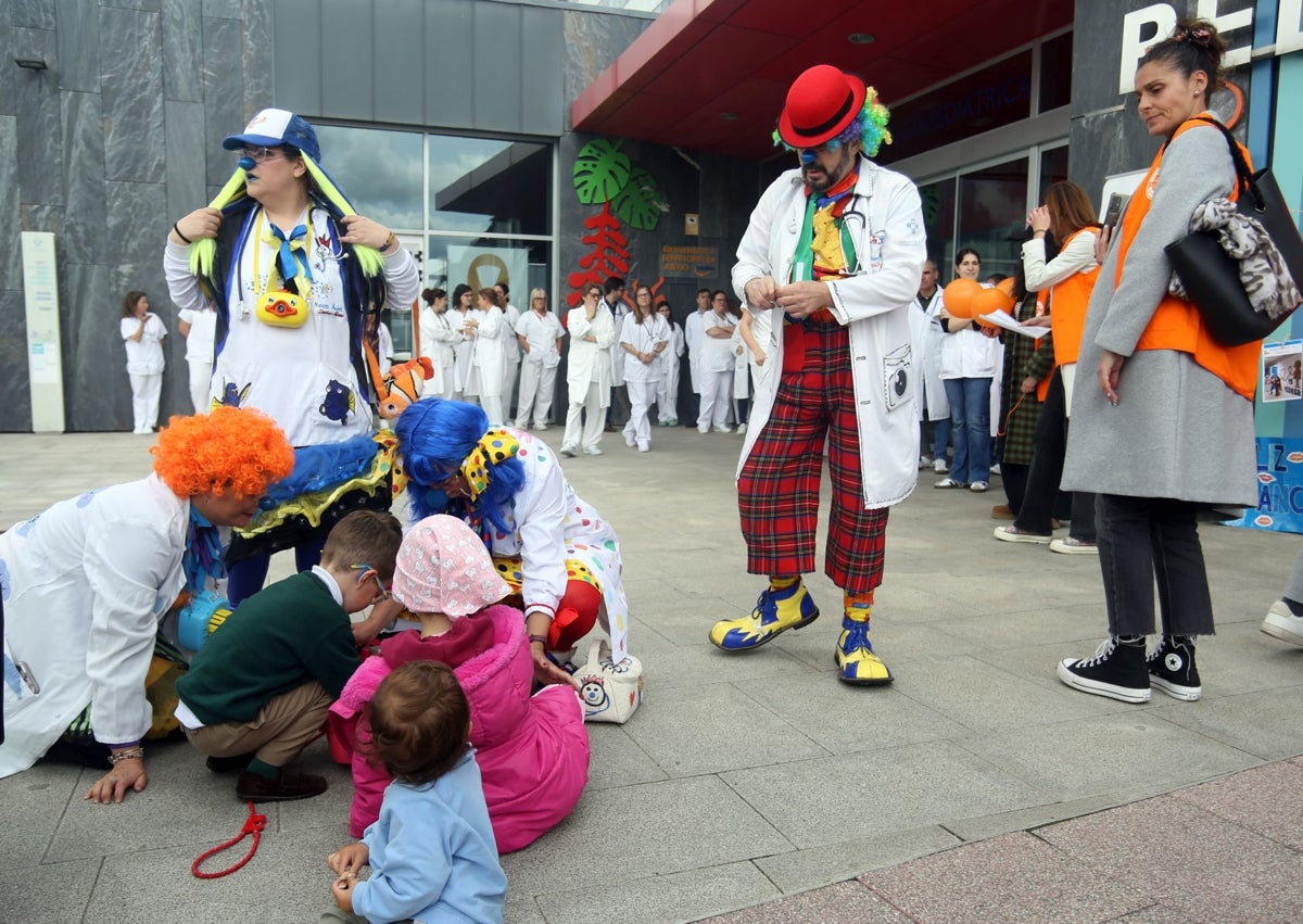 Imagen secundaria 1 - Un posado ante Pediaría del HUCA, donde no faltaron los juegos y la lectura del manifiesto de la Asociación Galbán.