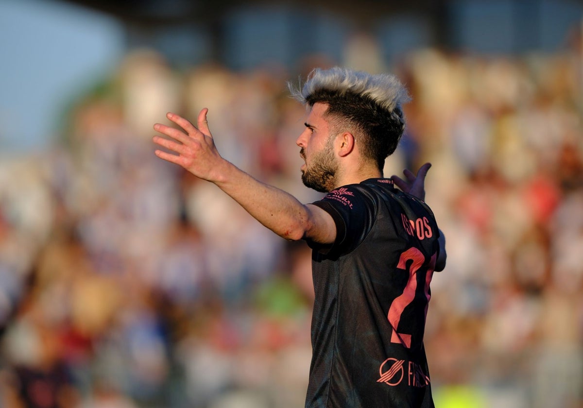Isi Ros reclama una de las muchas faltas que recibió en el partido de Lebrija.