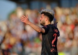 Isi Ros reclama una de las muchas faltas que recibió en el partido de Lebrija.