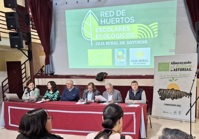 María Begoña López, directora general de Agricultura, Agroindustria y Desarrollo Rural; Cristina Blanco, directora general de Centros, Red 0-3 años y Enseñanzas Profesionales; Ángel José López, director general de Salud Pública y Atención a la Salud Mental; Montse Alonso, edil de Educación del Ayuntamiento de Llanera; Javier Fernández, presidente del Consejo de la Producción Agraria Ecológica del Principado de Asturias (Copae); y Javier Nievas, responsable de Medio Rural de la Caja Rural de Asturias.