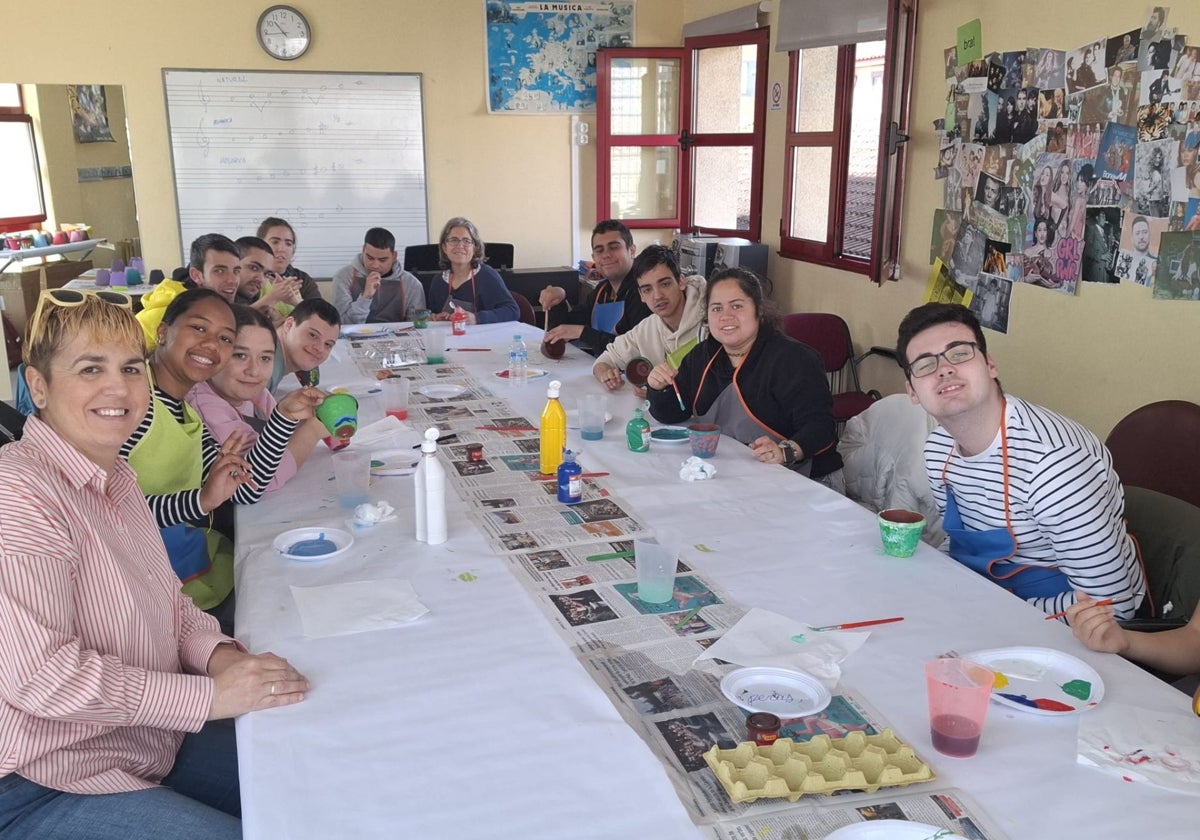 Alumnado del colegio de Educación Especial Castiello de Bernueces en uno de los talleres