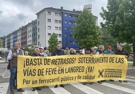 Protesta de vecinos de Langreo pidiendo el fin del soterramiento