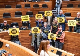 Protesta de vecinos afectados en la Junta General del Principado.