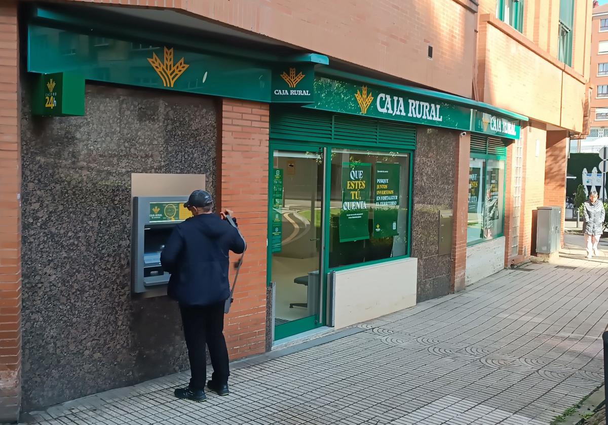 Sucursal bancaria de Oviedo que atracaron este lunes.