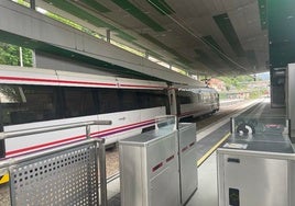 Uno de los trenes formativos circulando por la estación Sama-Los Llerones