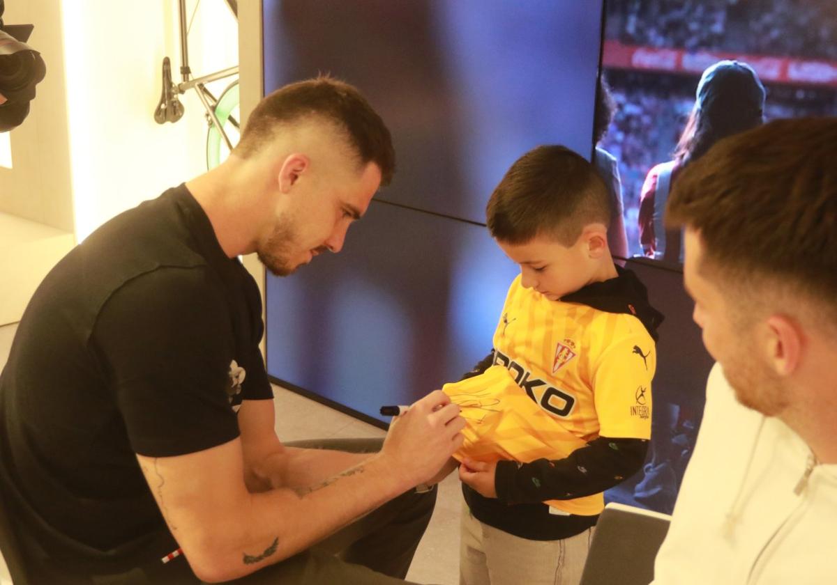 La fiebre por el Sporting llega hasta el centro de Gijón: colas, fotos y autógrafos