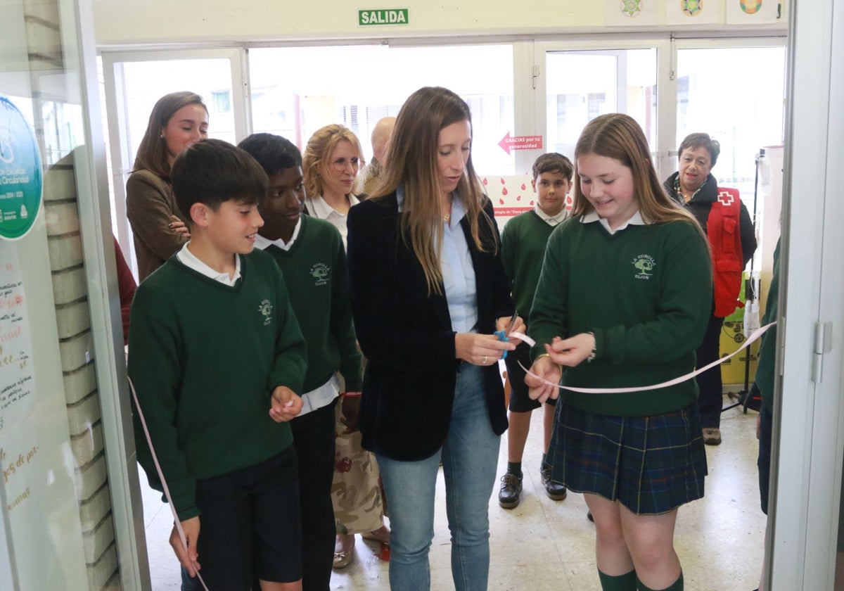 Alumnos de La Corolla y la vicealcaldesa inauguración la exposición 'Dona sangre'.