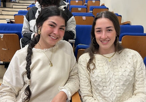 Berta Garcíablanco y Ana Roces durante la charla informativa.