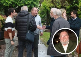 Los hijos de Minervino de la Rasilla reciben el pésame del expresidente del Principado, Pedro de Silva.