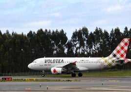 Una aeronave de Volotea, en la pista del aeropuerto de Asturias.