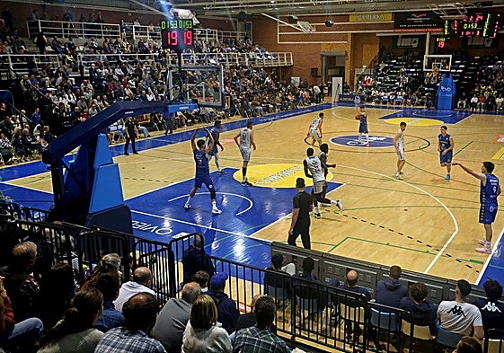 Un partido de baloncesto en el polideportivo de Pumarín.