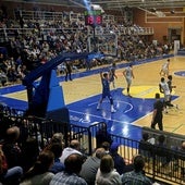 Un partido de baloncesto en el polideportivo de Pumarín.