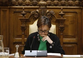 La alcaldesa, Carmen Moriyón, durante la sesión plenaria.