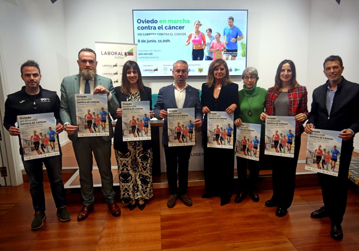 David Martínez, Manuel Carballo, Ana Niño, Antonio Flecha, Concepción Méndez, Yolanda Calero, Mari Carmen Santa Maute y José Luis Sariego, en la presentación de la VIII Carrera contra el cáncer.