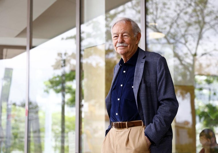 Eduardo Mendoza posa a su llegada a la rueda de prensa que ha ofrecido este miércoles en Barcelona tras haber sido galardonado con el Premio Princesa de Asturias de las Letras 2025.