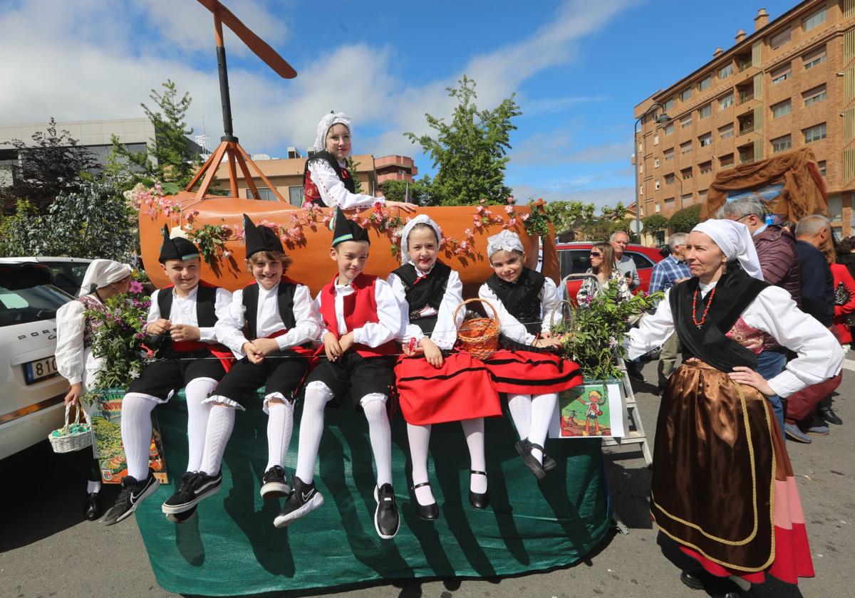 Una de las carrozas del desfile de San Isidro en Priedras Blancas del año pasado.