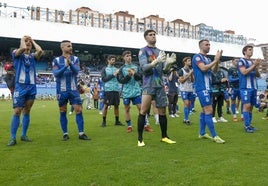 Morcillo y Primo, a la izquierda, y Orfila, detrás de Iván Serrano, agradecen entre lágrimas el apoyo de la afición del Real Avilés tras la derrota frente al Recreativo Granada en junio de 2023.