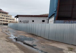 Imagen del río de supuestos vertidos en las inmediaciones de la antigua nave de Vauste en el poblado de Santa Bárbara.