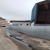 Imagen del río de supuestos vertidos en las inmediaciones de la antigua nave de Vauste en el poblado de Santa Bárbara.